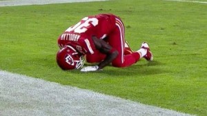 HT_husain_abdullah_kansas_city_praying_sk_140930_16x9_992